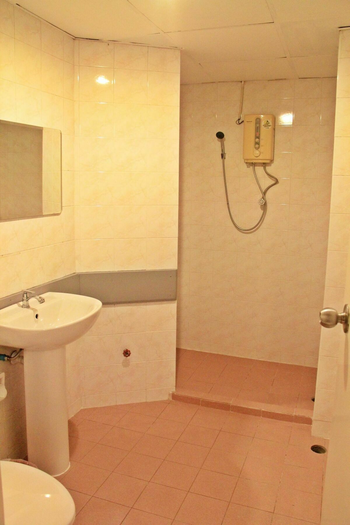 โรงแรมเรือนทิพย์ เชียงราย Ruean Tip Hotel Bagian luar foto