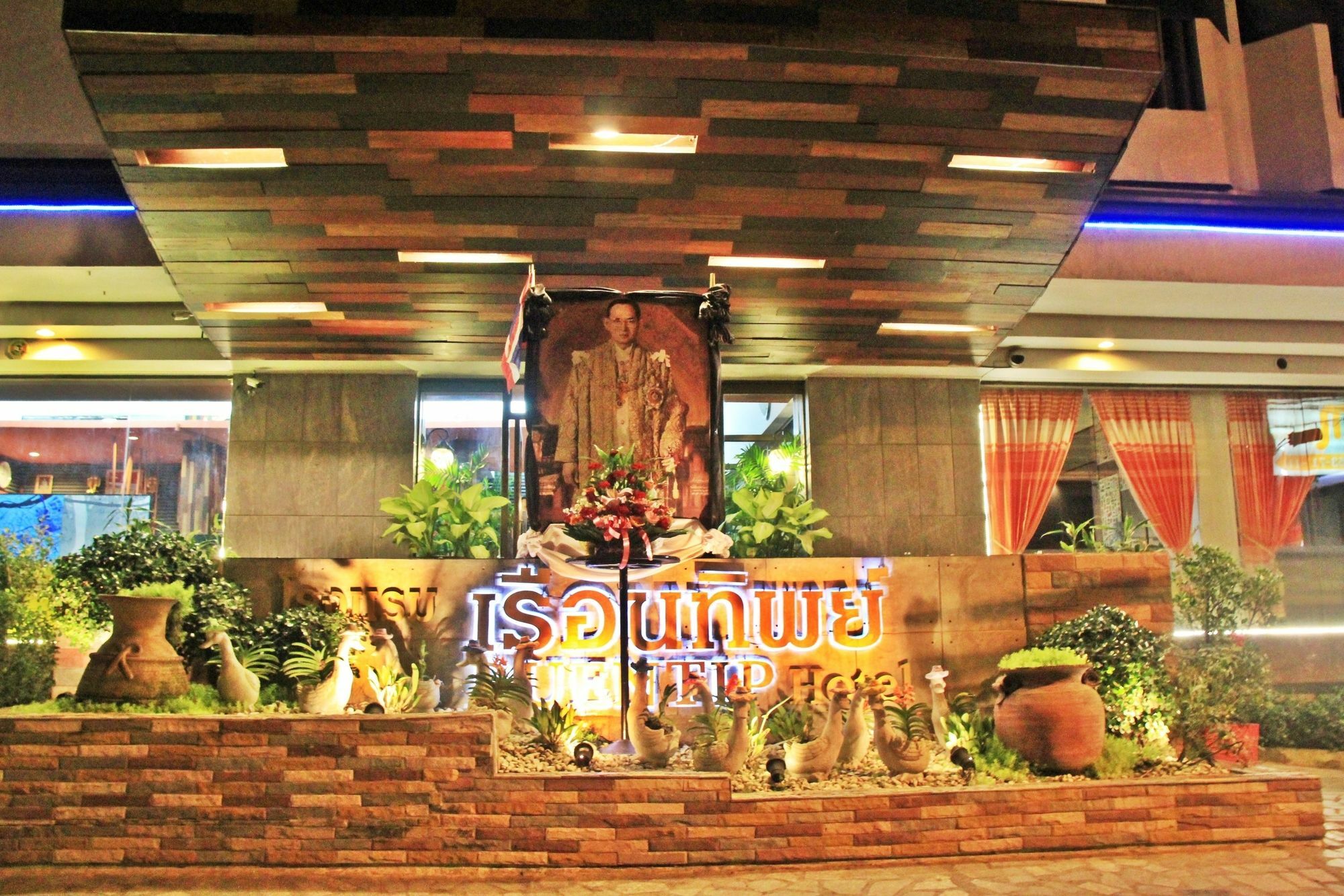 โรงแรมเรือนทิพย์ เชียงราย Ruean Tip Hotel Bagian luar foto
